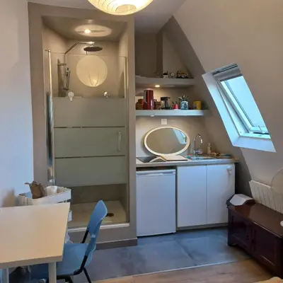 Cuisine ou kitchenette dans l'établissement Charming room - famous Marais neighborhood
