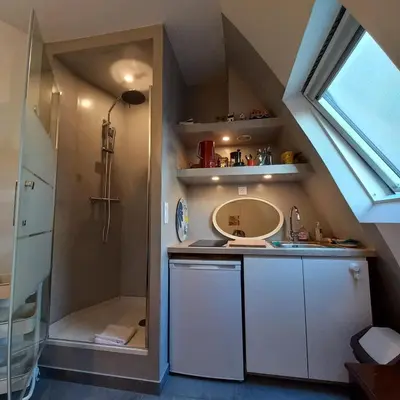 Salle de bains dans l'établissement Charming room - famous Marais neighborhood