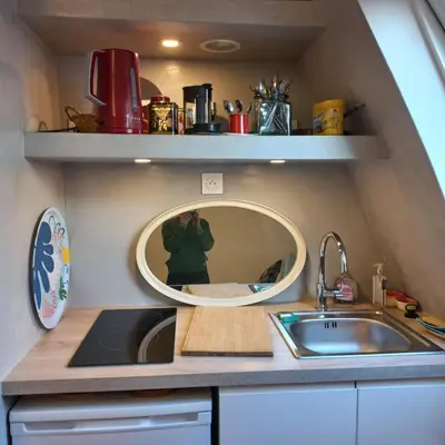 Cuisine ou kitchenette dans l'établissement Charming room - famous Marais neighborhood