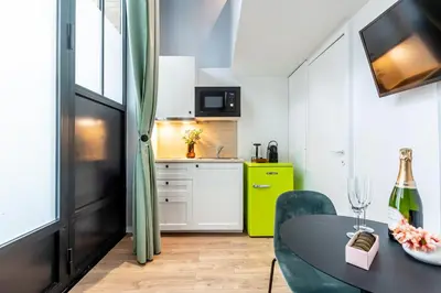Cuisine ou kitchenette dans l'établissement Sweett - Studio Brune
