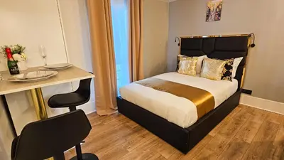 Un ou plusieurs lits dans un hébergement de l'établissement Paris Sacré Cœur Arev Sur les pas d Emily in Paris