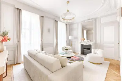 Coin salon dans l'établissement Artistic Luxury 3-Bedroom Apartment - Champs-Élysées