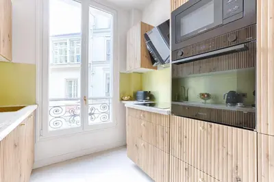 Cuisine ou kitchenette dans l'établissement Artistic Luxury 3-Bedroom Apartment - Champs-Élysées