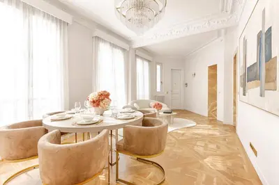 Coin salon dans l'établissement Artistic Luxury 3-Bedroom Apartment - Champs-Élysées