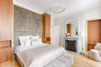Un ou plusieurs lits dans un hébergement de l'établissement Artistic Luxury 3-Bedroom Apartment - Champs-Élysées