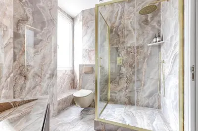 Salle de bains dans l'établissement Artistic Luxury 3-Bedroom Apartment - Champs-Élysées