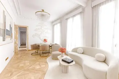 Coin salon dans l'établissement Artistic Luxury 3-Bedroom Apartment - Champs-Élysées