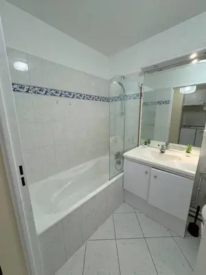 Salle de bains dans l'établissement Studio neuf proche de Paris