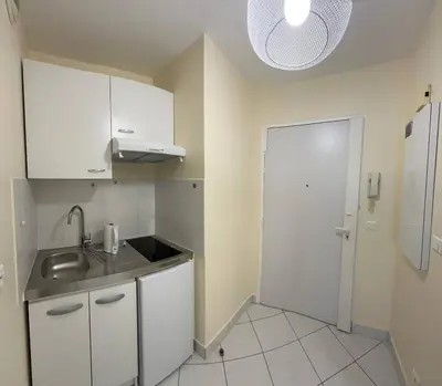 Cuisine ou kitchenette dans l'établissement Studio neuf proche de Paris