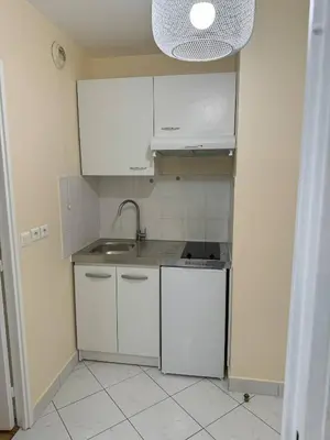 Cuisine ou kitchenette dans l'établissement Studio neuf proche de Paris
