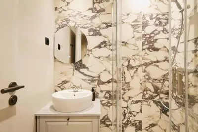 Salle de bains dans l'établissement Calacatta Room - Duke Housing