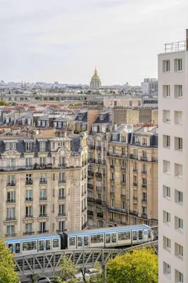 Vue générale sur Paris ou vue de la ville depuis l'appartement