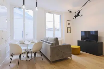 Télévision ou salle de divertissement dans l'établissement Chic apartment - 1BR-4P - Center of Paris
