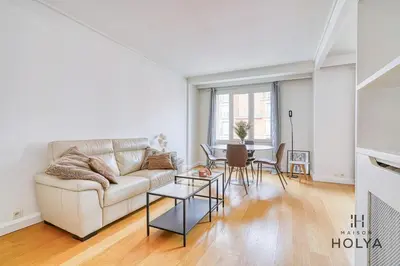 Coin salon dans l'établissement Proche Porte Maillot - Le Véritable - 378B