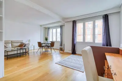 Coin salon dans l'établissement Proche Porte Maillot - Le Véritable - 378B