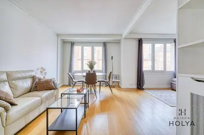 Coin salon dans l'établissement Proche Porte Maillot - Le Véritable - 378B