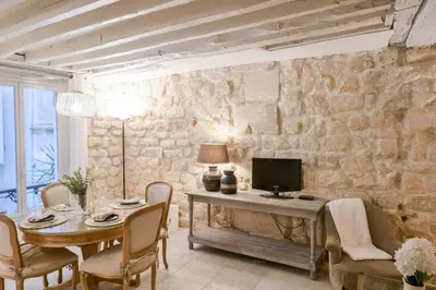 Télévision ou salle de divertissement dans l'établissement Cosy Appartement en plein Marais