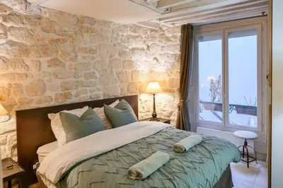 Un ou plusieurs lits dans un hébergement de l'établissement Cosy Appartement en plein Marais