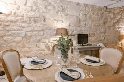Télévision ou salle de divertissement dans l'établissement Cosy Appartement en plein Marais
