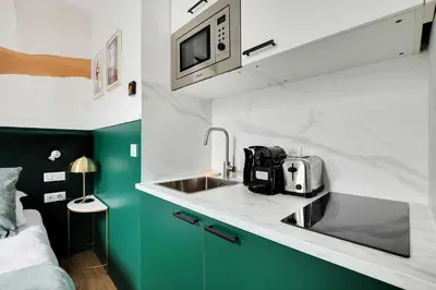 Cuisine ou kitchenette dans l'établissement Modern Studio with A-C - Near Montmartre