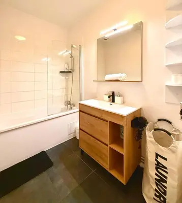 Salle de bains dans l'établissement Champs Élysées appartement 5
