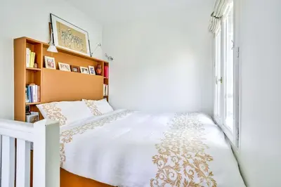 Un ou plusieurs lits dans un hébergement de l'établissement Montmartre, Patio! Sacré-Coeur! Stylish duplex!