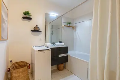 Salle de bains dans l'établissement Oasis Lumineux by So Homy - 1 Bed Room - 4 PAX