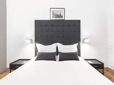 Un ou plusieurs lits dans un hébergement de l'établissement LivinParis - Luxury 3 Bedrooms Le Louvre I