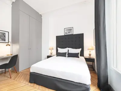 Un ou plusieurs lits dans un hébergement de l'établissement LivinParis - Luxury 3 Bedrooms Le Louvre I