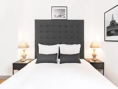 Un ou plusieurs lits dans un hébergement de l'établissement LivinParis - Luxury 3 Bedrooms Le Louvre I