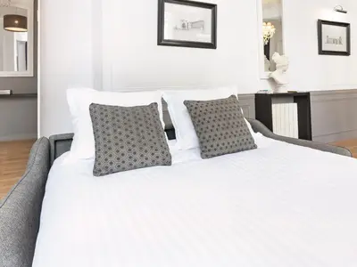 Un ou plusieurs lits dans un hébergement de l'établissement LivinParis - Luxury 3 Bedrooms Le Louvre I