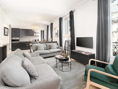 Télévision ou salle de divertissement dans l'établissement LivinParis - Luxury 3 Bedrooms Le Louvre I