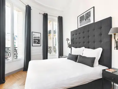 Un ou plusieurs lits dans un hébergement de l'établissement LivinParis - Luxury 3 Bedrooms Le Louvre I