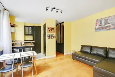 Coin salon dans l'établissement Bright Getaway near Montparnasse