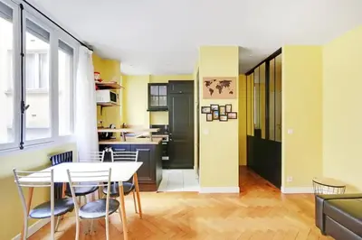 Cuisine ou kitchenette dans l'établissement Bright Getaway near Montparnasse