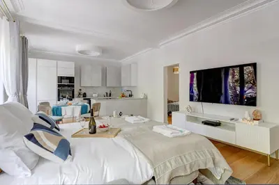 Télévision ou salle de divertissement dans l'établissement 1er Arrondissement Paris Luxueuse Suite