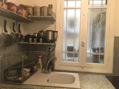 Cuisine ou kitchenette dans l'établissement Charmant studio confortable dans la plus belle capitale