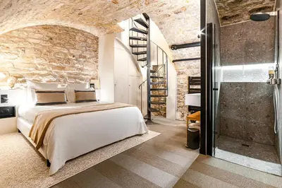 Un ou plusieurs lits dans un hébergement de l'établissement Luxury Suite 2BR Le Marais AC Courtyard