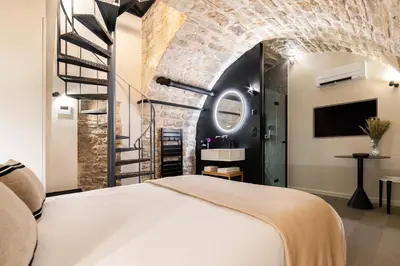 Un ou plusieurs lits dans un hébergement de l'établissement Luxury Suite 2BR Le Marais AC Courtyard