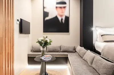 Coin salon dans l'établissement Luxury Suite 2BR Le Marais AC Courtyard