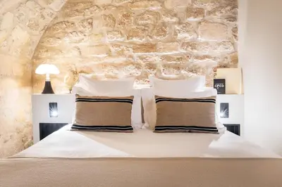 Un ou plusieurs lits dans un hébergement de l'établissement Luxury Suite 2BR Le Marais AC Courtyard