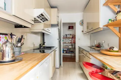 Cuisine ou kitchenette dans l'établissement 3 Rooms Quiet and bright