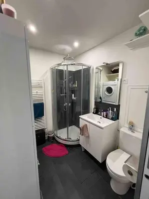 Salle de bains dans l'établissement Cosy Apartment in Paris - Buttes Montmartre