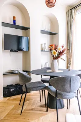 Télévision ou salle de divertissement dans l'établissement Luxurious Paris Loft Near Opéra