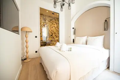 Un ou plusieurs lits dans un hébergement de l'établissement Lovely & Romantic Suite near Bastille