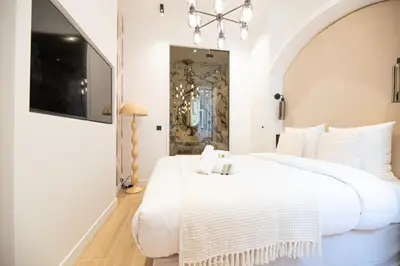 Un ou plusieurs lits dans un hébergement de l'établissement Lovely & Romantic Suite near Bastille