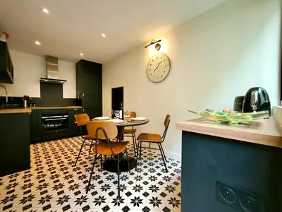 Cuisine ou kitchenette dans l'établissement Montmartre en rez-de-jardin