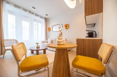 Coin salon dans l'établissement Apartment in montmartre
