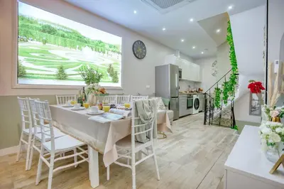 Coin salon dans l'établissement Le Nid Parisien Triplex Cosy et Chaleureux