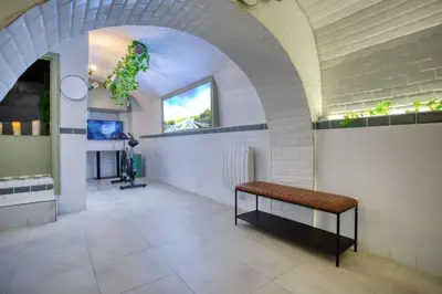 Télévision ou salle de divertissement dans l'établissement Le Nid Parisien Triplex Cosy et Chaleureux